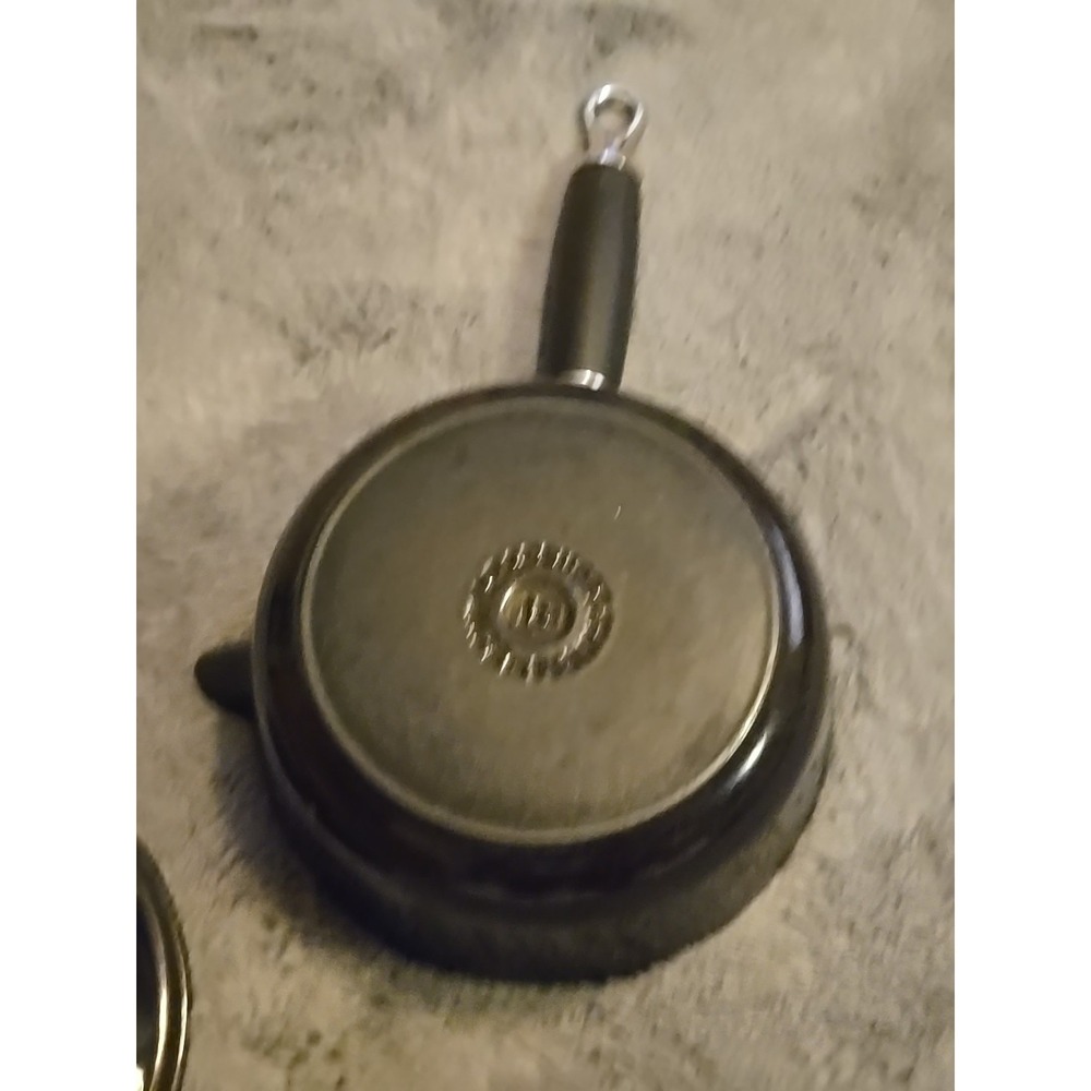Le Creuset #18 Saucepan with Lid Black Enameled Cast Iron 1.75 Qt 2 L Phenolic - Picture 15 of 16